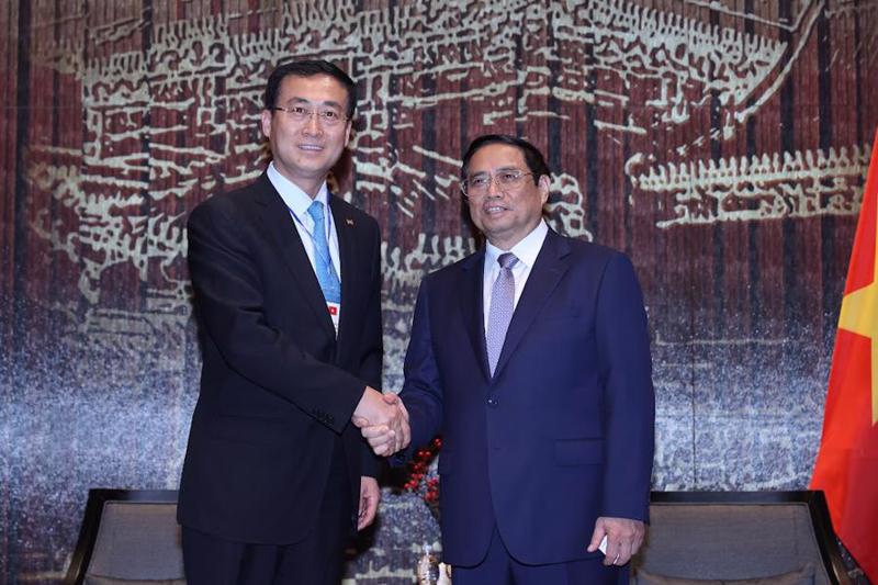 Prme Minister Pham Minh Chinh (right) and Chairman of Energy China Song Hailiang. Photo: VGP