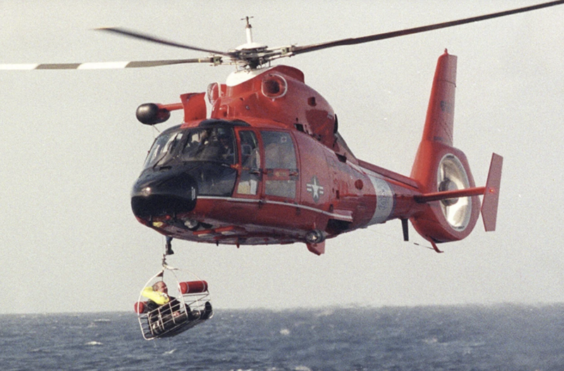 Triệu phú Steve Fossett được trực thăng Mỹ giải cứu ngoài khơi đảo Oalu, Hawaii, ngày 25/12/1998 - Ảnh: AP.