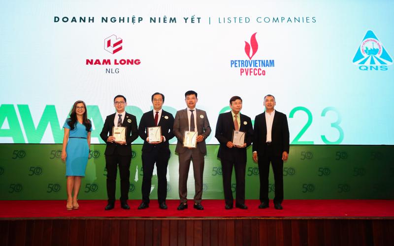Đại diện Nam Long nhận Chứng nhận giải thưởng từ Ban tổ chức chương trình.