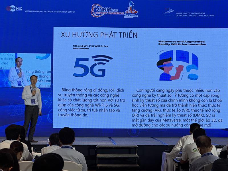 Ông Nguyễn Trường Giang, Phó Giám đốc VNNIC trình bày xu hướng phát triển 5G và Wi-FI 6 tại VNNIC Internet Conference 2023. 