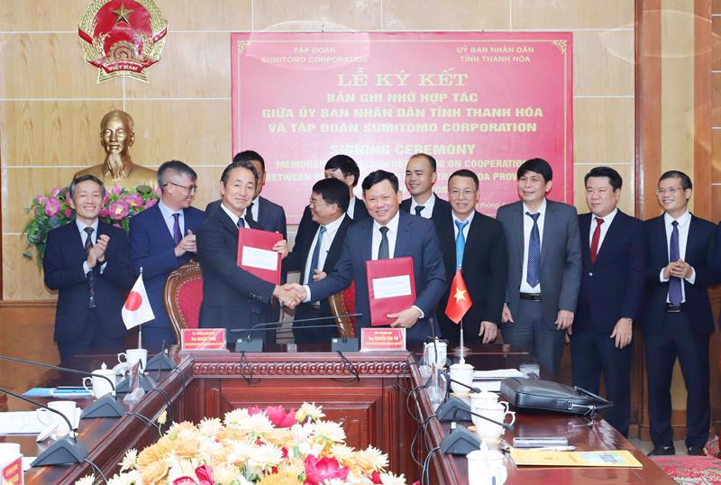 Sumitomo Corporation signs an MoU with authorities from Thanh Hoa province.