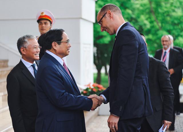 Prime Minister Pham Minh Chinh welcomes President of the National Council of Switzerland Martin Candinas in Hanoi on June 30. Photo: VGP