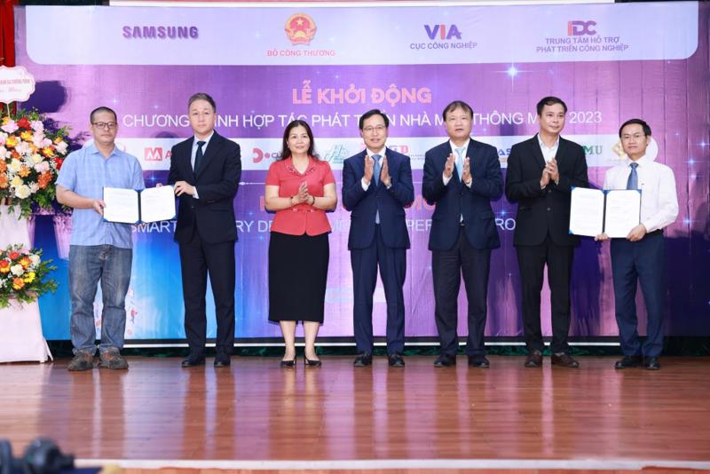 Deputy Minister of Industry and Trade Do Thang Hai (3rd from right), General Director of Samsung Vietnam Choi Joo Ho (middle), and other attendees at the ceremony. (Photo: Samsung)