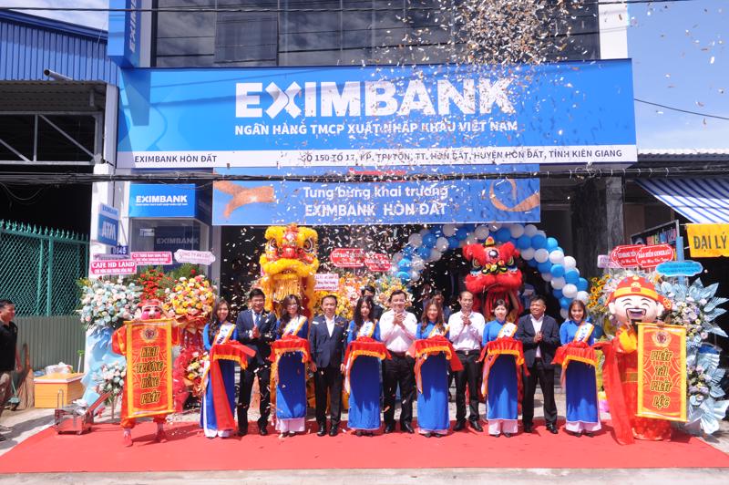 Đại diện cơ quan ban ngành tại địa phương cùng ban lãnh đạo Eximbank cắt băng khánh thành trụ sở mới. Ảnh: Eximbank.