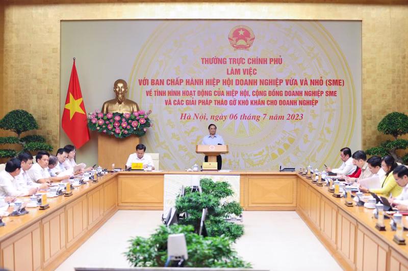 Prime Minister Pham Minh Chinh chairing a meeting between government members and SMEs. Photo: VGP