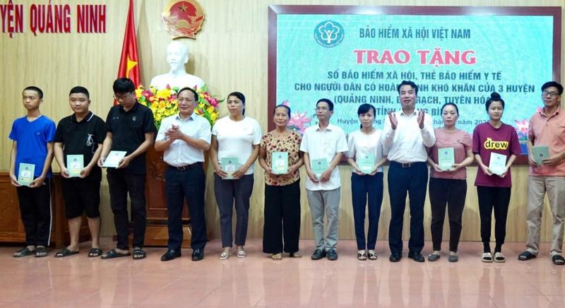 Tặng sổ bảo hiểm xã hội, thẻ bảo hiểm y tế cho người dân tại Quảng Bình. Ảnh - BHXH Việt Nam.