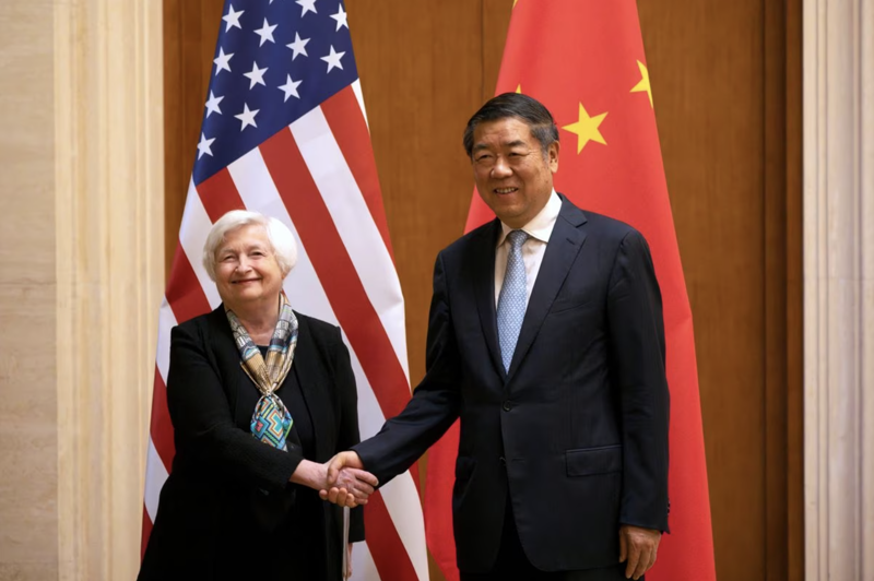 Bộ trưởng Bộ Tài chính Mỹ Janet Yellen (trái) và Phó thủ tướng Trung Quốc Hà Lập Phong trong chuyến thăm Bắc Kinh của bà Yellen - Ảnh: Reuters.