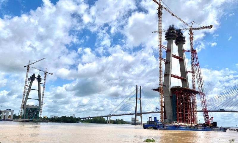Cầu Mỹ Thuận 2 nằm cách cầu Mỹ Thuận hiện hữu 350 về phía thượng nguồn, đang thi công các trụ tháp chính chuẩn bị cho hợp long nhịp chính vào tháng 11/2023.