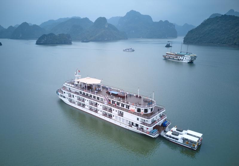 Du thuyền 5 sao vịnh Lan Hạ - Paradise Grand được đưa vào vận hành đón khách dịp hè.