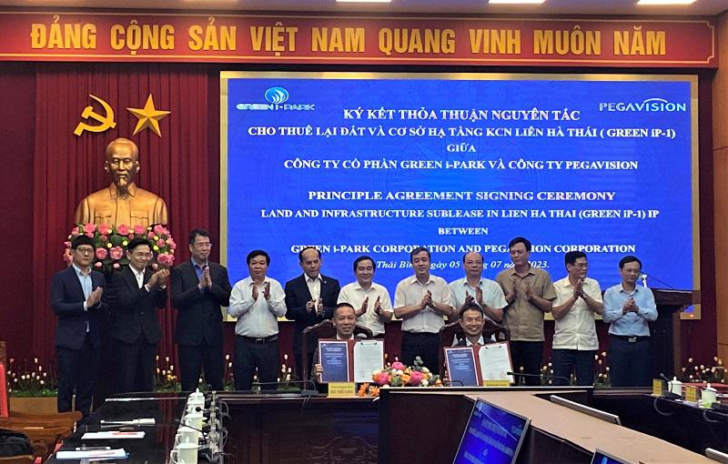 The signing ceremony between Pegavision and Green I - Park Corporation. Photo: baodautu.vn