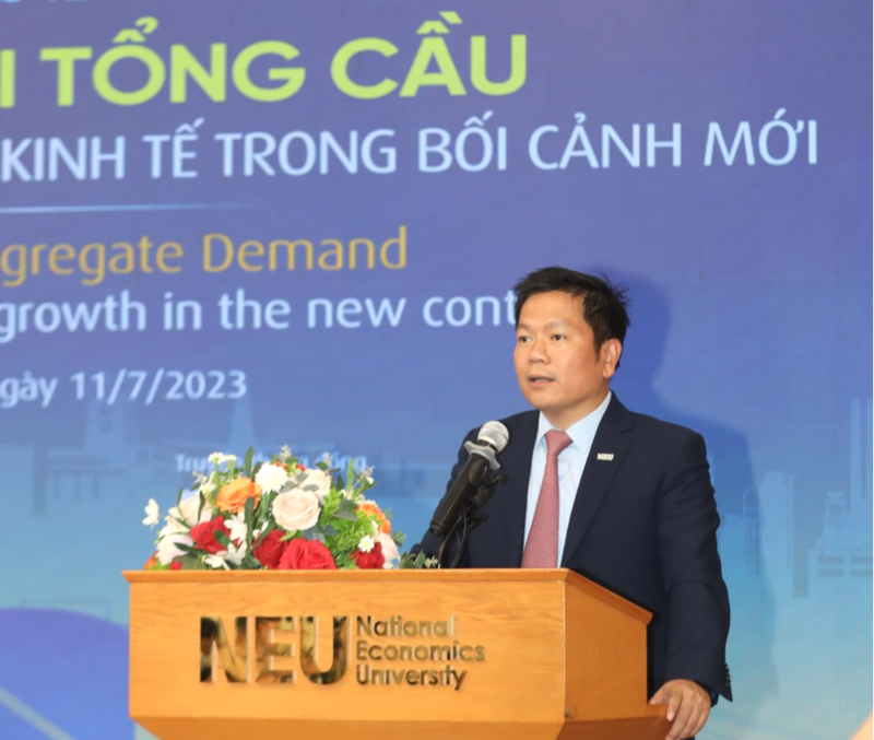 Dr. Nguyen Thanh Hieu, Vice Principal of the National Economics University, addressing the roundtable. Photo: Viet Dung