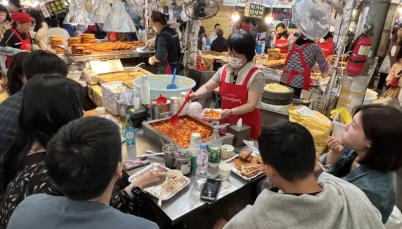 Khu hàng ăn ở chợ Gwangjang, Seoul, Hàn Quốc - Ảnh: Getty/CNBC.