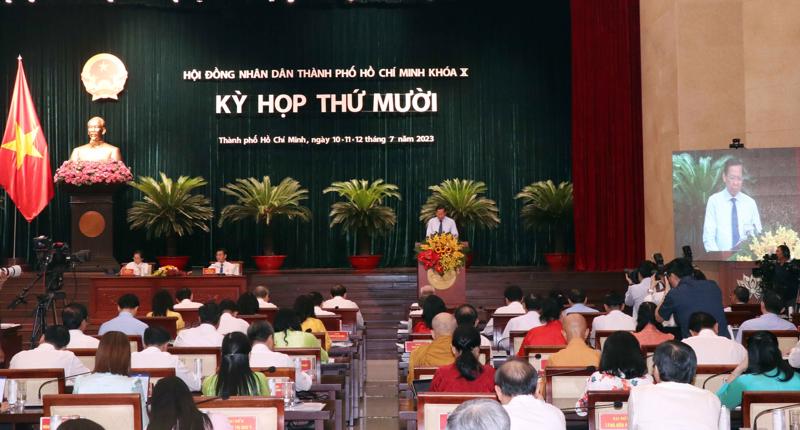 Chủ tịch UBND TP.HCM Phan Văn Mãi trình bày tờ trình về ban hành Nghị quyết của HĐND TP.HCM sáng 10/7. 