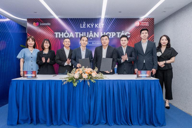 The signing ceremony between Lazada Vietnam and Viettel Digital. 