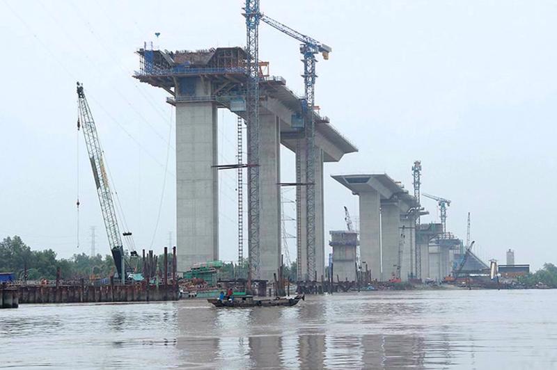 Construction of Binh Khanh Bridge, part of the Ben Luc - Long Thanh Expressway, has resumed after being postponed for years.