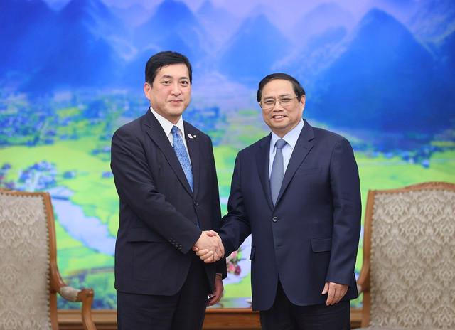 Prime Minister Pham Minh Chinh (right) receives Governor of Kagoshima Prefecture Shiota Koichi in Hanoi on July 10. Photo: VGP