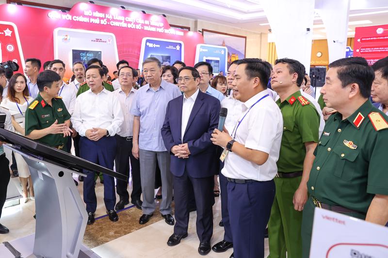 Thủ tướng Phạm Minh Chính và các đại biểu dự hội nghị tham quan triển lãm mô hình, sản phẩm ứng dụng triển khai Đề án 06 (Ảnh: VGP)