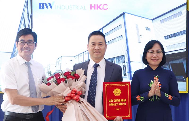 Ngày 11/7, Ban Quản lý các khu công nghiệp Đồng Nai đã trao giấy chứng nhận đăng ký đầu tư 2 dự án nhà máy Ziehl-Abegg Việt Nam (Đức) và nhà máy công nghệ HKC Việt Nam (Trung Quốc).