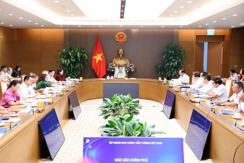 Phó Thủ tướng Lê Minh Khái họp với các Bộ, ngành về Đề án cơ cấu lại Tập đoàn Bưu chính Viễn thông Việt Nam (VNPT) đến năm 2025 chiều ngày 12/7 (Ảnh: VGP)