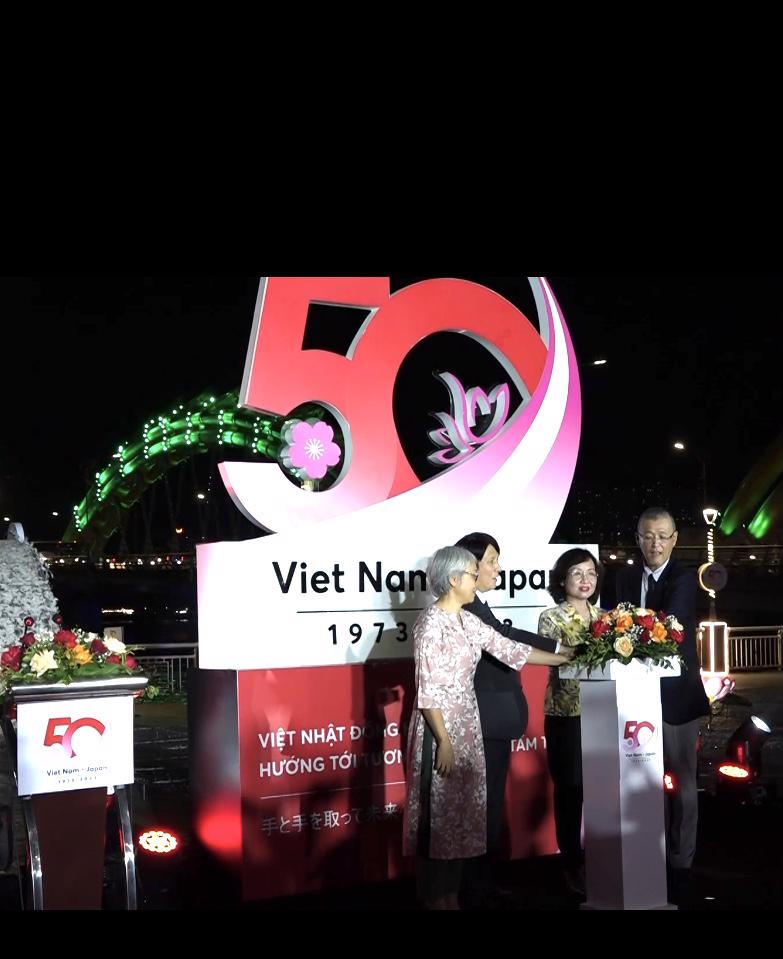 Bà Ngô Thị Kim Yến, Phó Chủ tịch UBND TP. Đà Nẵng(người đứng giữa) và Tổng lãnh sự quán Nhật Bản tại Đà Nẵng Yakabe Yoshinori tại sự kiện Lễ hội ánh sáng.