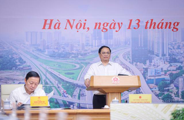 Prime Minister Pham Minh Chinh speaking at the meeting. 