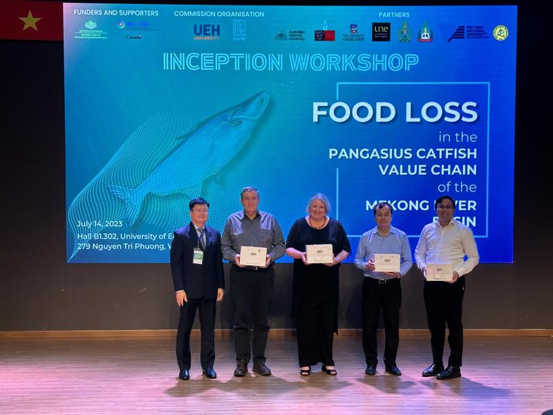 TS. Đinh Công Khải cùng các diễn giả quốc tế tại Hội thảo khởi động dự án nghiên cứu “Thất thoát thực phẩm trong chuỗi giá trị cá da trơn (cá tra) ở lưu vực sông Mekong” ngày 14/7 tại UEH.