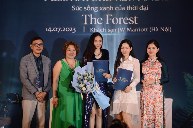 Đại diện ban tổ chức cuộc thi "Miss Nature Viet Nam 2023” trong buổi lễ công bố.