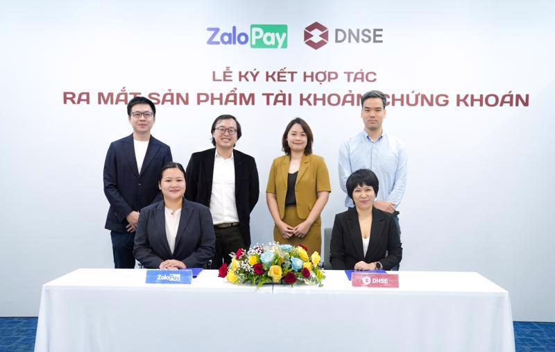 Ms. Le Lan Chi from ZaloPay (sitting, left) and Ms. Pham Thi Thanh Hoa from DNSE (sitting, right) at the signing ceremony. (Photo: VnEconomy)