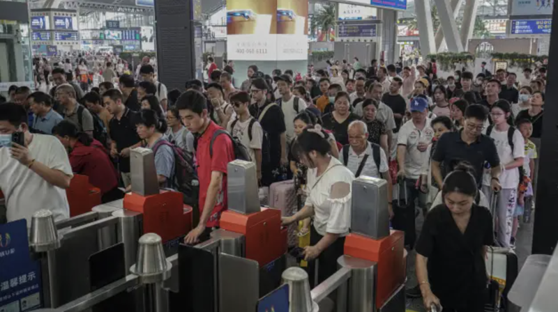 Hành khách ở nhà ga đường sắt Quảng Châu hôm 15/7/2023 - Ảnh: Getty/CNBC.