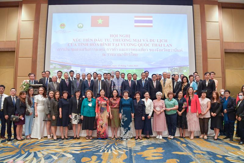 Lãnh đạo tỉnh Hoà Bình, Đại sứ quán Việt Nam tại Thái Lan và các đại biểu, nhà đầu tư, doanh nghiệp tại Hội nghị xúc tiến đầu tư thương mại và du lịch