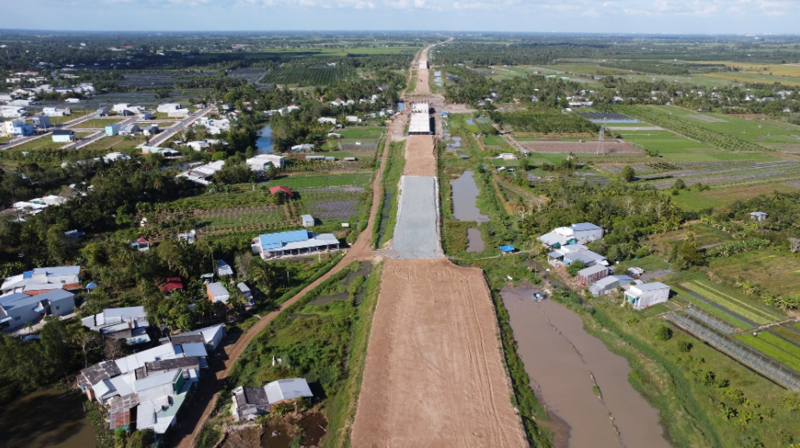 PM seeks faster construction of expressways in Mekong Delta