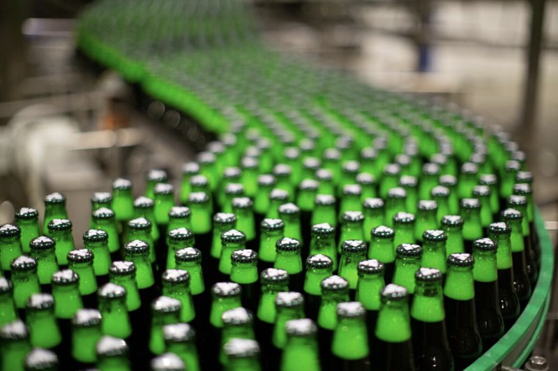 Bia Carlsberg trên dây chuyền sản xuất tại một nhà máy của hãng ở St. Petersburg, Nga - Ảnh: Bloomberg.