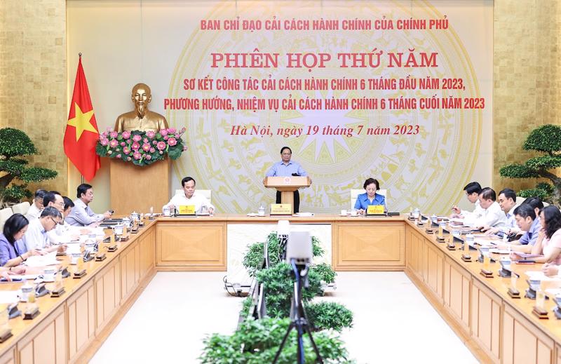 Thủ tướng Phạm Minh Chính chủ trì phiên họp thứ 5 của Ban Chỉ đạo cải cách hành chính sơ kết công tác 6 tháng đầu năm và xác định phương hướng, nhiệm vụ 6 tháng cuối năm 2023 - Ảnh: VGP/Nhật Bắc.