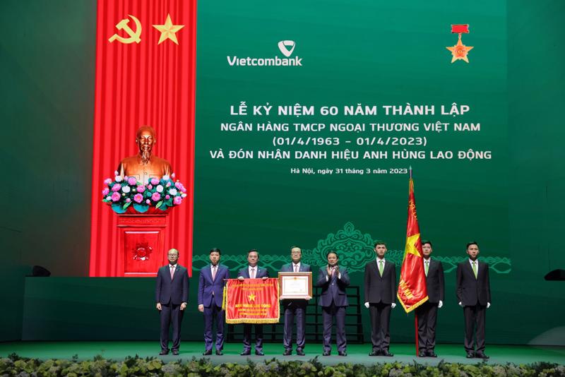 Với nhiều đóng góp lớn, hiệu quả cho kinh tế, xã hội đất nước, Vietcombank vinh dự được Đảng, Nhà nước trao tăng danh hiệu Anh hùng lao động nhân dịp kỷ niệm 60 năm thành lập (1/4/2023).