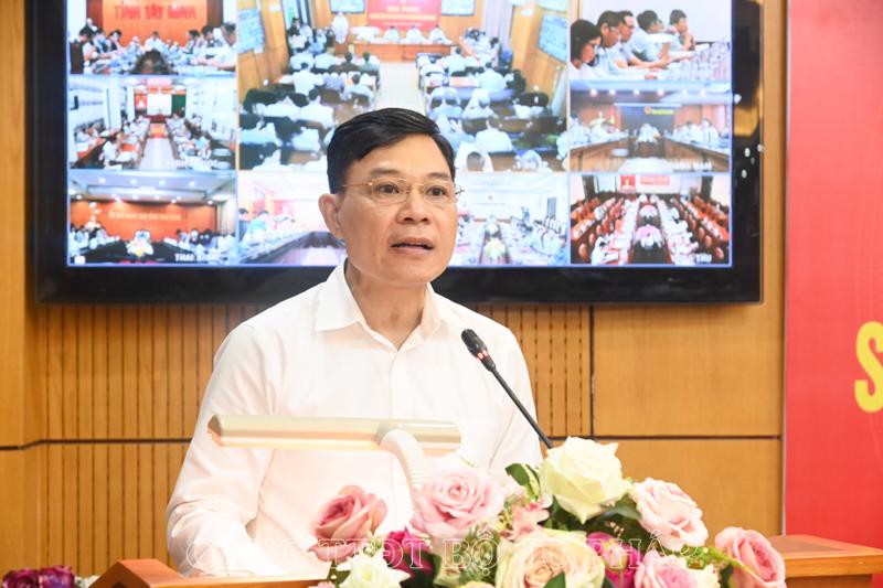  Ông Nguyễn Quốc Hoàn, Chánh Văn phòng Bộ Tư pháp báo cáo công tác tư pháp 06 tháng đầu năm 2023.