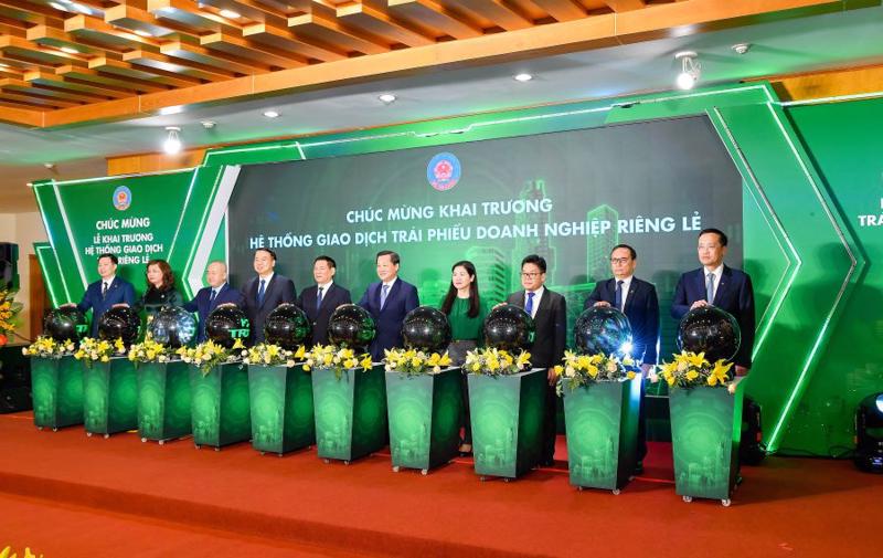 Phó Thủ tướng Chính phủ Lê Minh Khái và các đại biểu khai trương hệ thống giao dịch trái phiếu doanh nghiệp riêng lẻ.