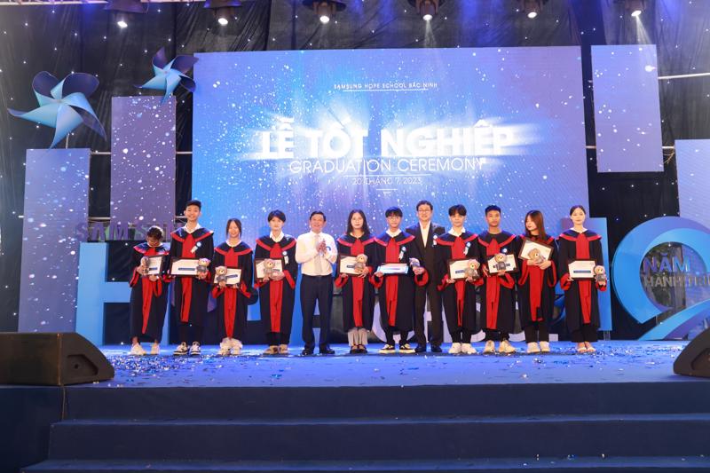 Các em học sinh tham gia lễ tốt nghiệp tại Ngôi trường Hy vọng Samsung Bắc Ninh. 