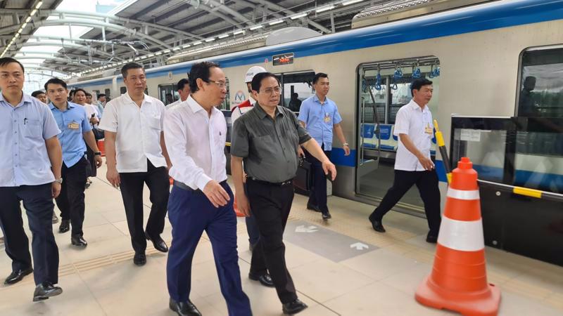 Thủ tướng Chính phủ Phạm Minh Chính tham dự buổi chạy thử nghiệm đoàn tàu metro số 1, vào tháng 4/2023. Ảnh: MAUR cung cấp.