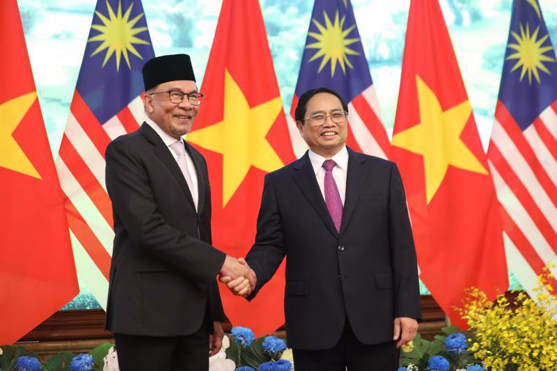 Prime Minister Pham Minh Chinh receives his Malaysian counterpart Anwar Ibrahim in Hanoi on July 20. Photo: Tri Phong