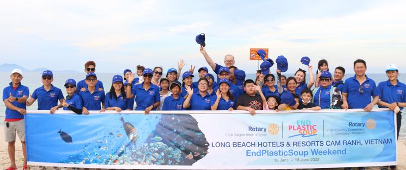 Some 300 volunteers joined the weekend beach clean-up, collecting around 1.5 tons of plastic waste. Source: Alma Resort Cam Ranh