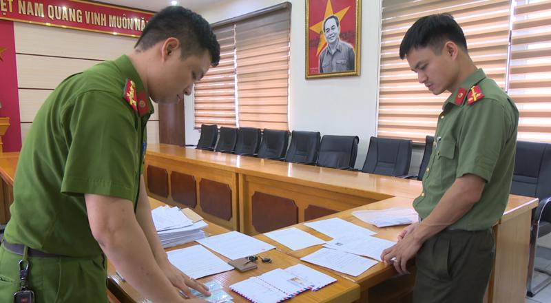 Lực lượng chức năng thu giữ tang vật liên quan đến vụ án. Ảnh: Cổng thông tin Công an tỉnh Quảng Ninh.