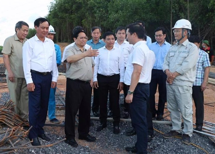 PM inspects construction of key projects in Quang Tri