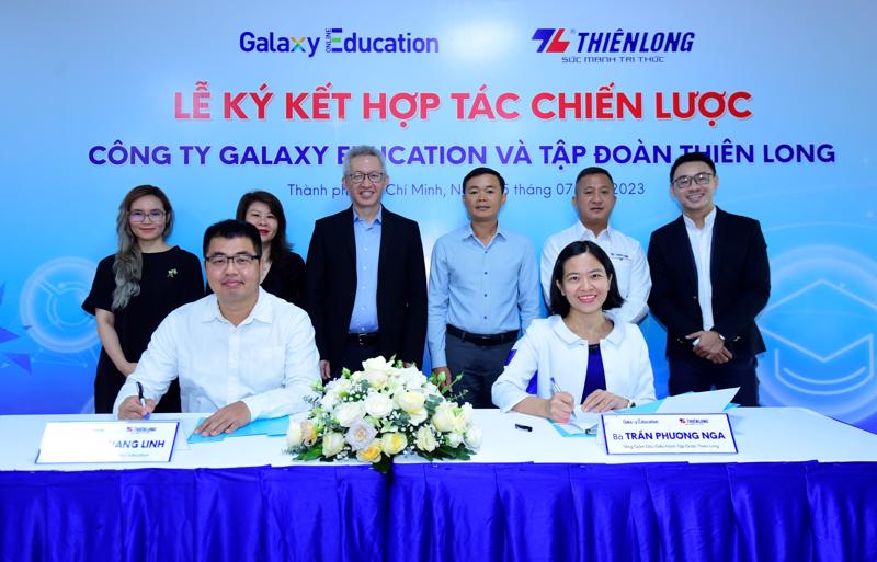 Bà Trần Phương Nga, Tổng giám đốc điều hành Tập đoàn Thiên Long và Ông Phạm Giang Linh, Tổng giám đốc Công ty Galaxy Education ký thỏa thuận hợp tác dưới sự chứng kiến của đại diện hai bên.