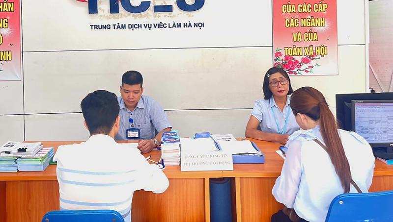 Người lao động đăng ký thông tin tìm việc tại Trung tâm Dịch vụ việc làm Hà Nội, sáng 25/7.