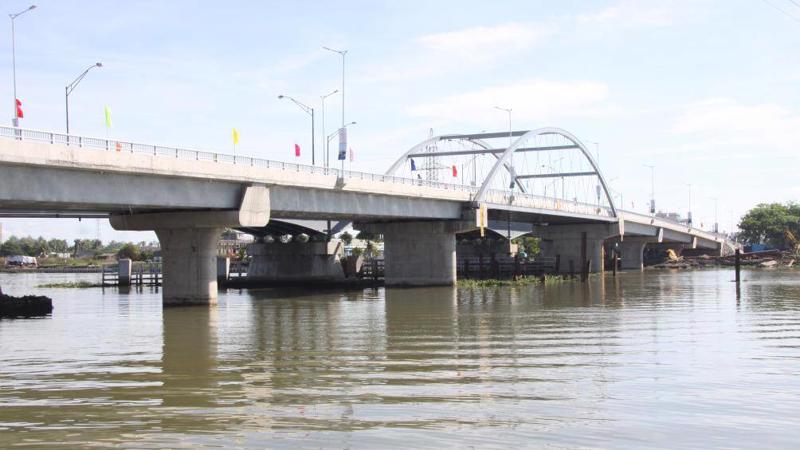 Một cầu bắc qua sông Vàm Cỏ Tây là cầu Tân An (khánh thanh tháng 6/2020) nối 2 bờ bắc và nam của sông, tạo đà phát triển kinh tế xã hội địa phương.