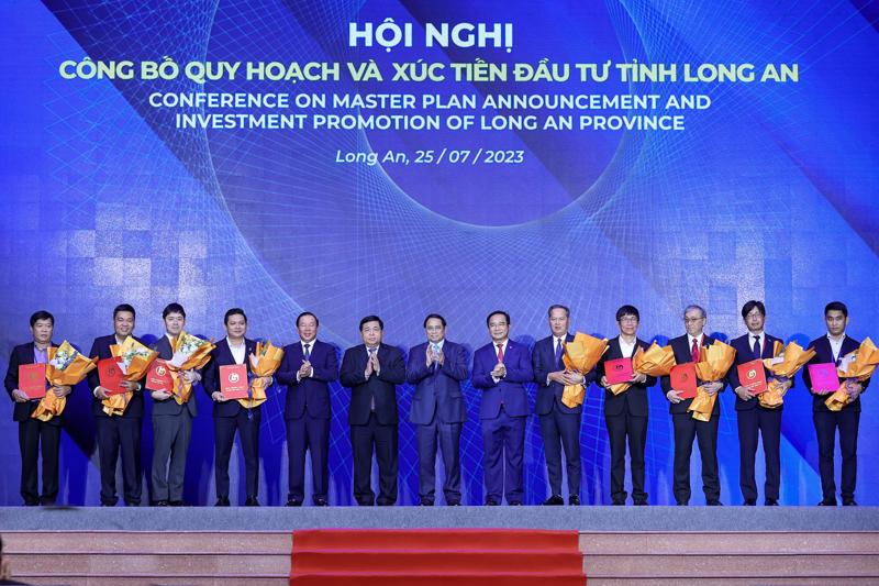 Thủ tướng Chính phủ Phạm Minh Chính và lãnh đạo tỉnh chúc mừng các doanh nghiệp được trao chủ trương và giấy chứng nhận đầu tư tại Hội nghị