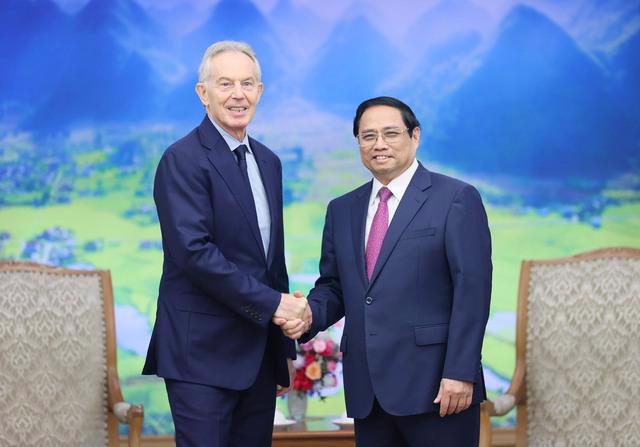 Prime Minister Pham Minh Chinh (R) and TBI Chairman Mr. Tony Blair in Hanoi on July 26. Photo: VGP