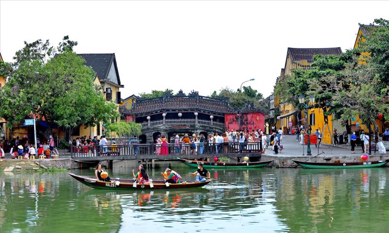 Visitors in Hoi An ancient town. Source: VNA