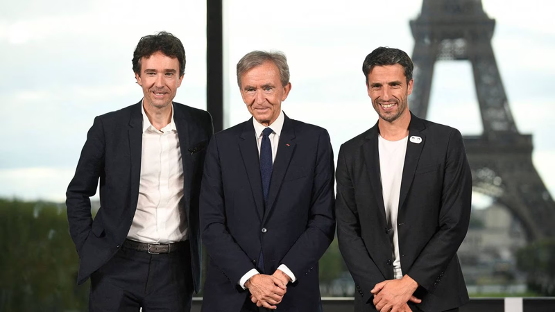 Tỷ phú Bernard Arnault (giữa) tại cuộc họp tuyên bố hợp đồng tài trợ. Ảnh: Business of Fashion
