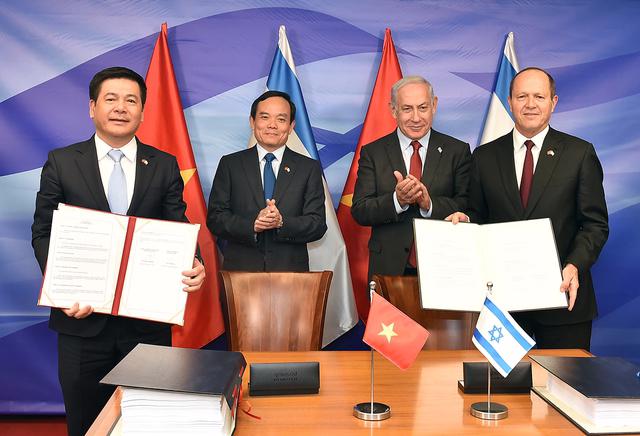 The VIFTA was signed by Vietnamese Minister of Industry and Trade Nguyen Hong Dien (left) and Israeli Minister of Economy and Industry Nir Barkat on July 25. Photo: VGP